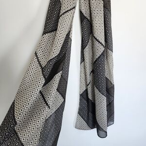 Le Chateau Black and White Geometric Women's Scarf
